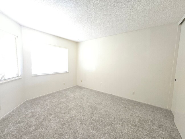 Building Photo - 423 Tepatitlan Ct
