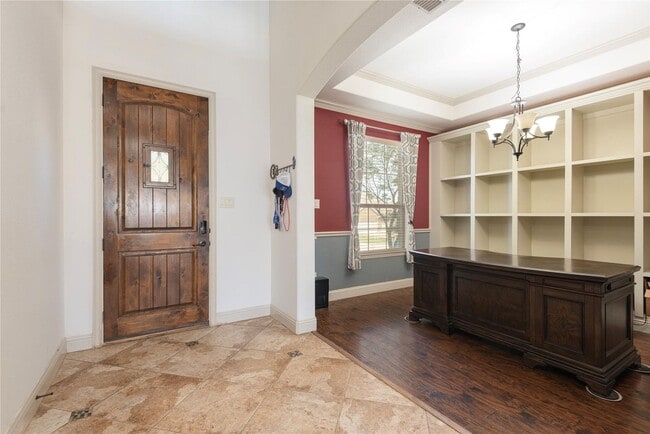 Building Photo - Oak Point Beauty