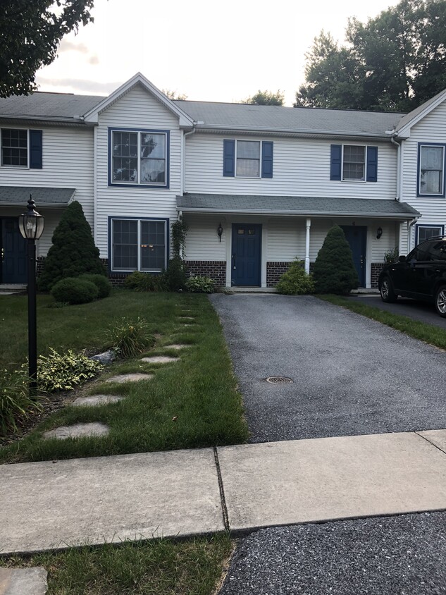 Primary Photo - 4 Lenox Ct