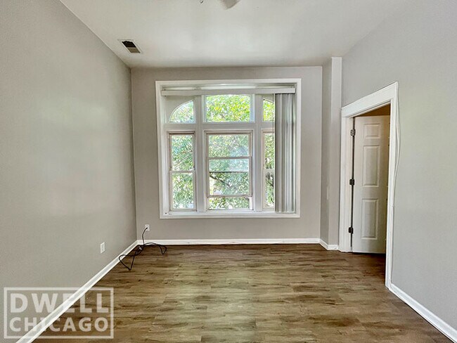 Foto del edificio - 2135 S Fairfield Ave