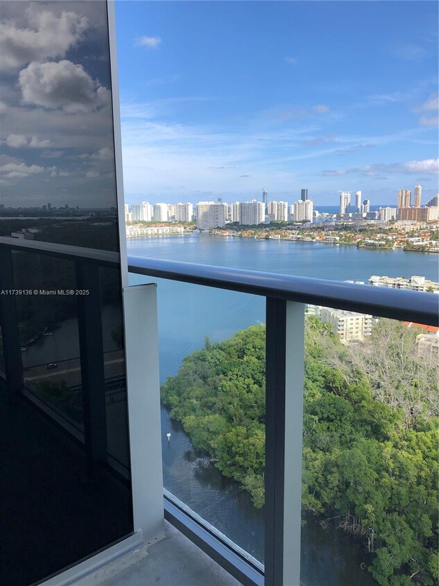 Foto principal - 16385 Biscayne Blvd