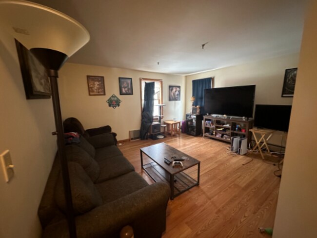 Building Photo - 86 Oak St