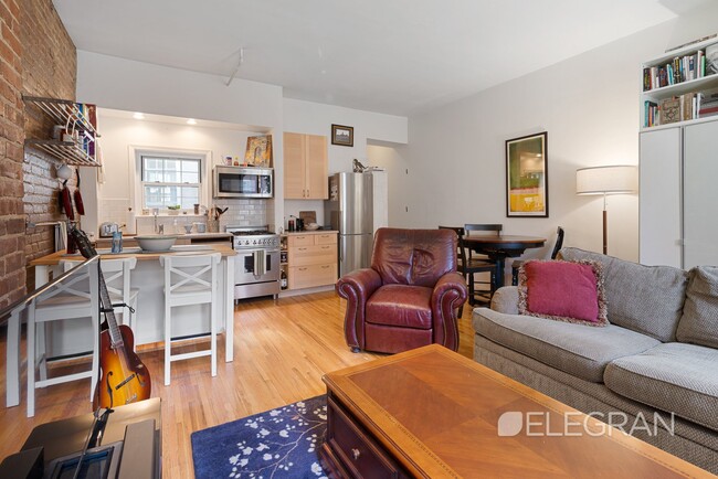 Building Photo - 162 E 91st St