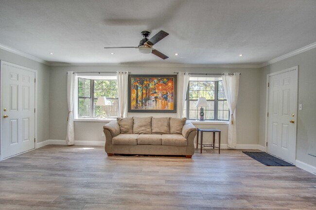 Building Photo - Modern and updated 3/ 2 bath ranch home in...
