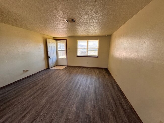 Foto del edificio - 2 bed, 1 bath, 1 car garage duplex with 2 car driveway for rent in southwest OKC near SW 89th and...