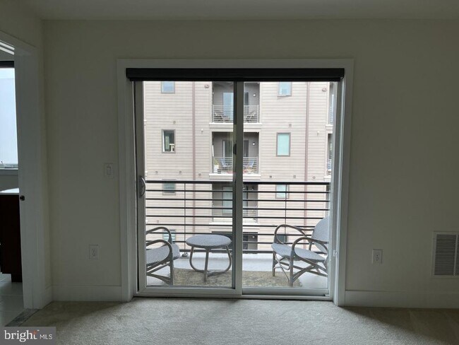 Foto del edificio - 916 Lakeview Ct