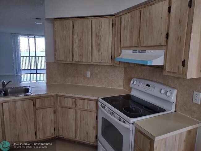 Foto del edificio - 117 Lake Emerald Dr