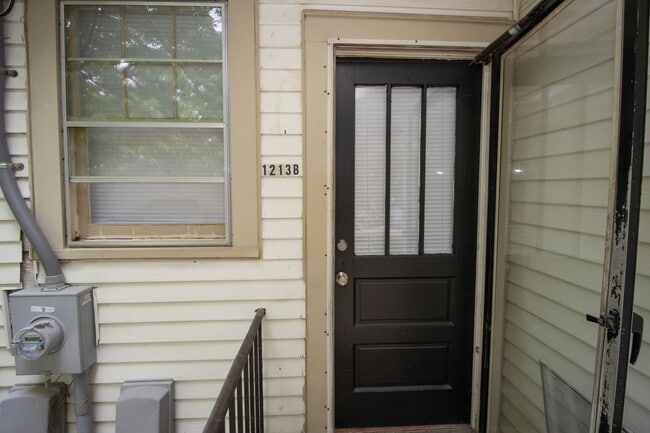Building Photo - 1213B Suber Street – Stylish, Comfortable ...