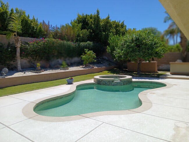 Foto del edificio - 74137 Scholar Ln E