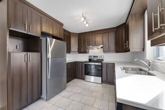 Building Photo - 518 Boul du Plateau