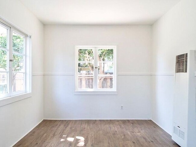 Building Photo - Adorable One Bedroom Backhouse