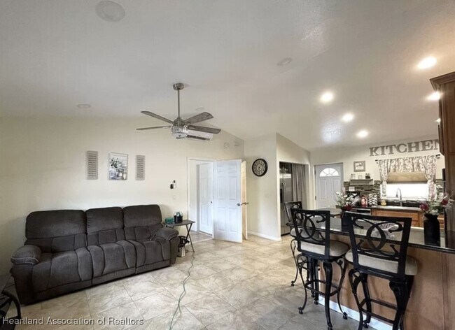 Foto del edificio - 2695 W Newton Rd