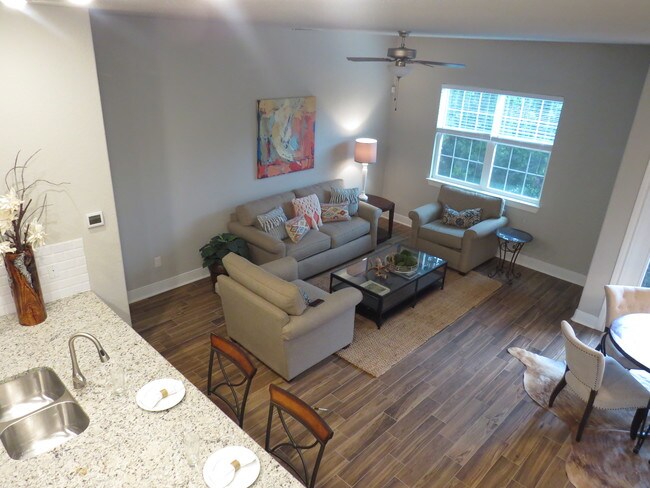 Foto del edificio - Smithson Village Townhomes