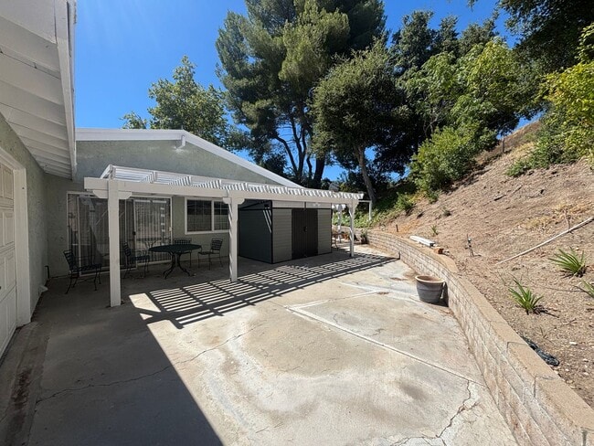Building Photo - 3 Bedroom Single Story Home for Rent in Newhall.
