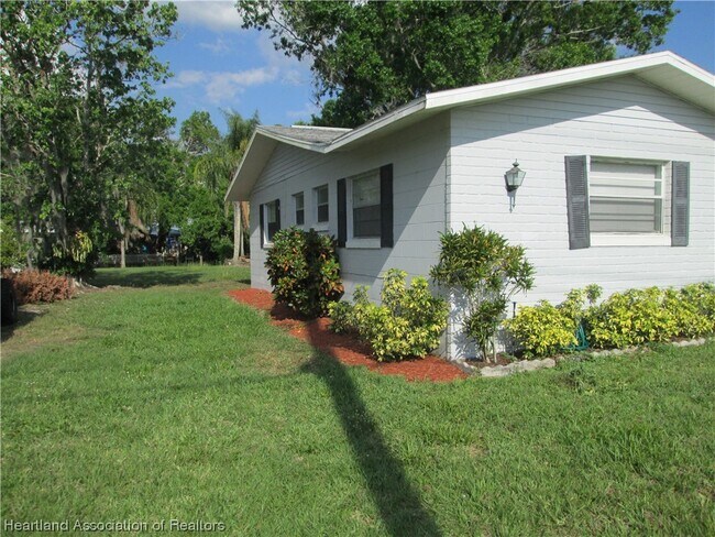 Foto del edificio - 1551 Lake Clay Dr