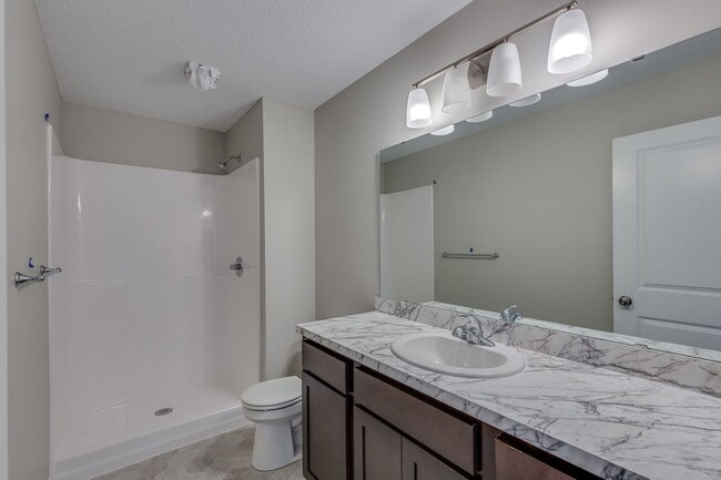 Building Photo - 3bd 3ba 2 car garage available July 2026