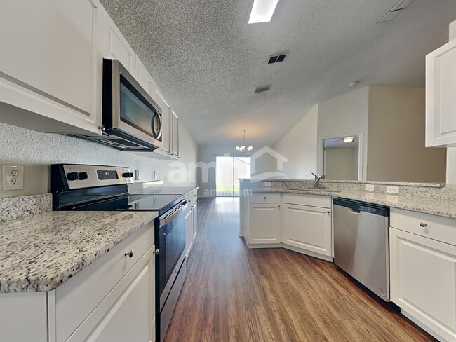 Building Photo - 914 Stallion Way