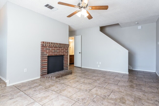 Building Photo - 1711 Bluffview Dr