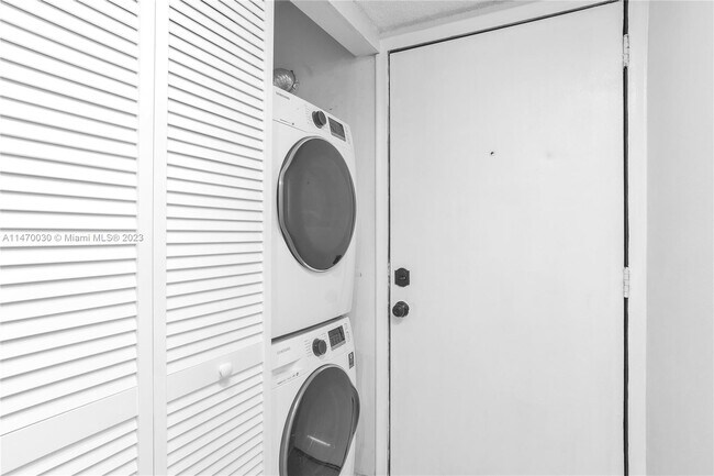 Foto del edificio - 9202 NW 1st St