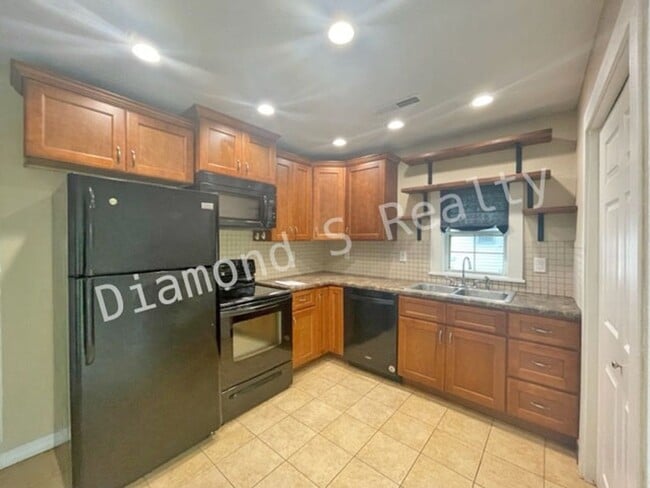 Building Photo - 3 Bedroom Home Available Early June!