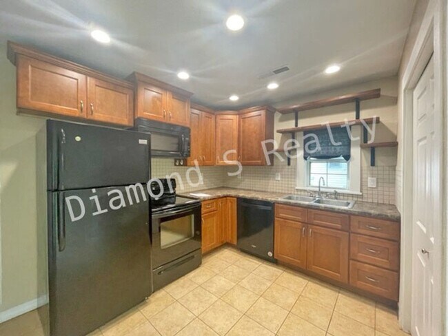 Foto del edificio - 3 Bedroom Home Available Early June!