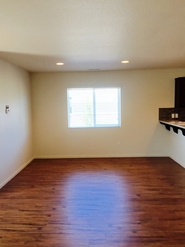 Building Photo - Air Conditioned Newer Battle Ground Home!