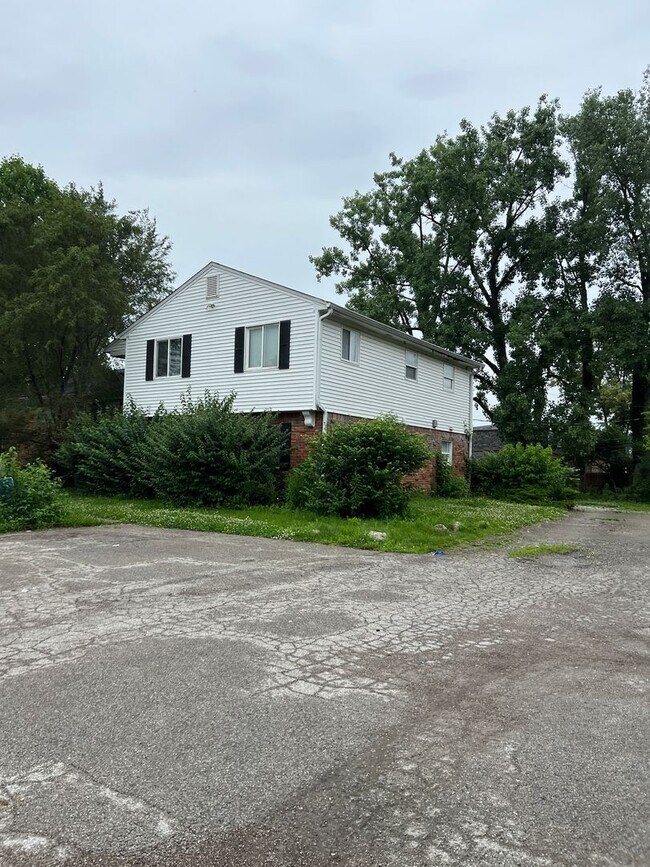 Foto del edificio - 6028 Laurel Hall Dr