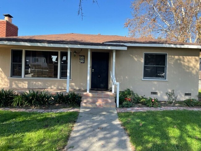 Foto del edificio - 3 bdr 2 bath Home on Huge lot.