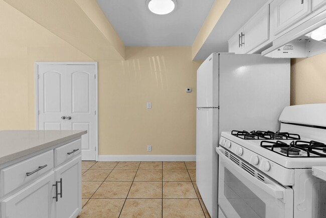 Building Photo - 1022 El Camino Dr