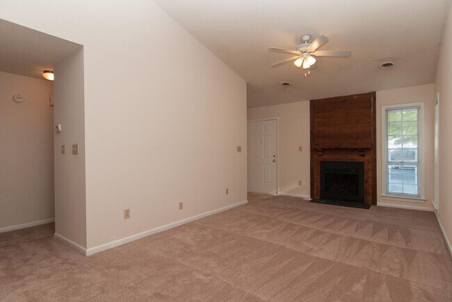 Foto del edificio - 801 Varsity Dr