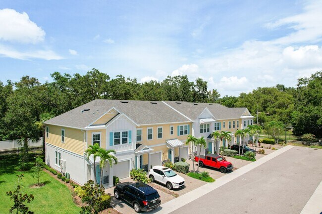 Building Photo - BEAUTIFULLY FURNISHED Executive Townhome