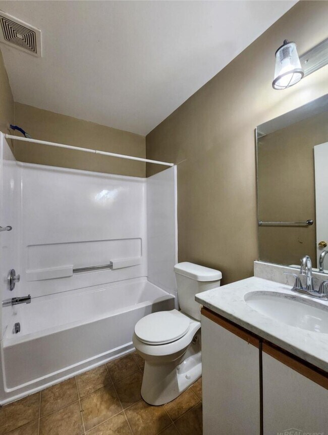 Baño del segundo dormitorio - 15650 Stone Crossing Dr