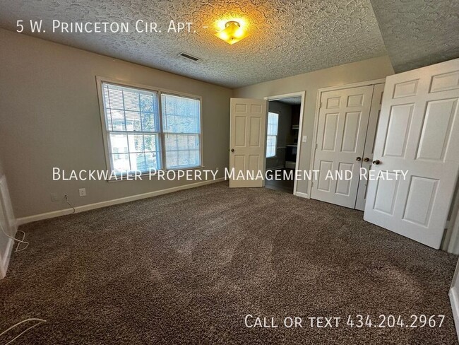 Building Photo - 2 Bedroom 2 Bathroom Apartment in Rivermont!