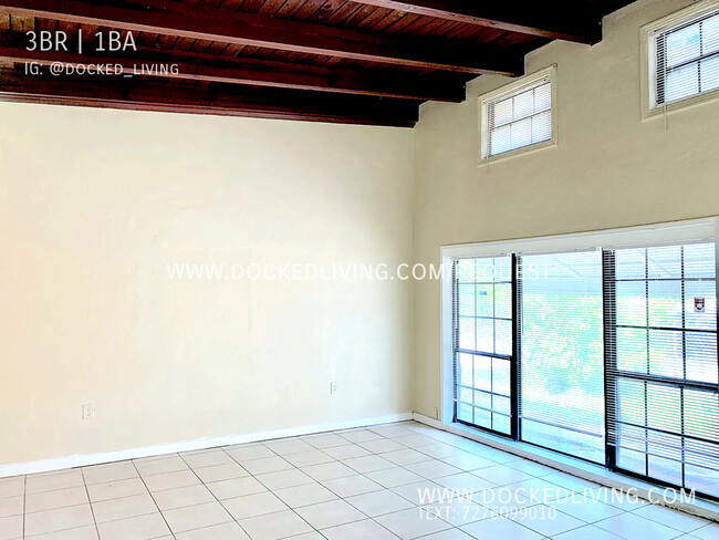 Foto del edificio - Charming 3-Bedroom Home in the Heart of St...