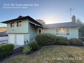 Building Photo - 1916 SW Sandlewood Ave
