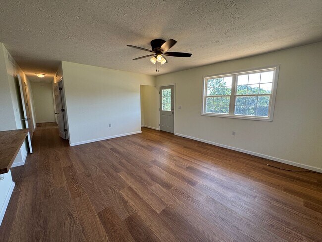 Building Photo - Gorgeous 5 Bedroom, 3 Bathroom two Level H...
