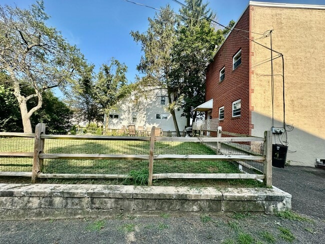 Building Photo - 424 Paxson Ave