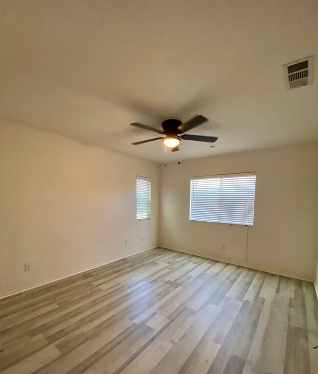 Building Photo - 25856 Iris Ave