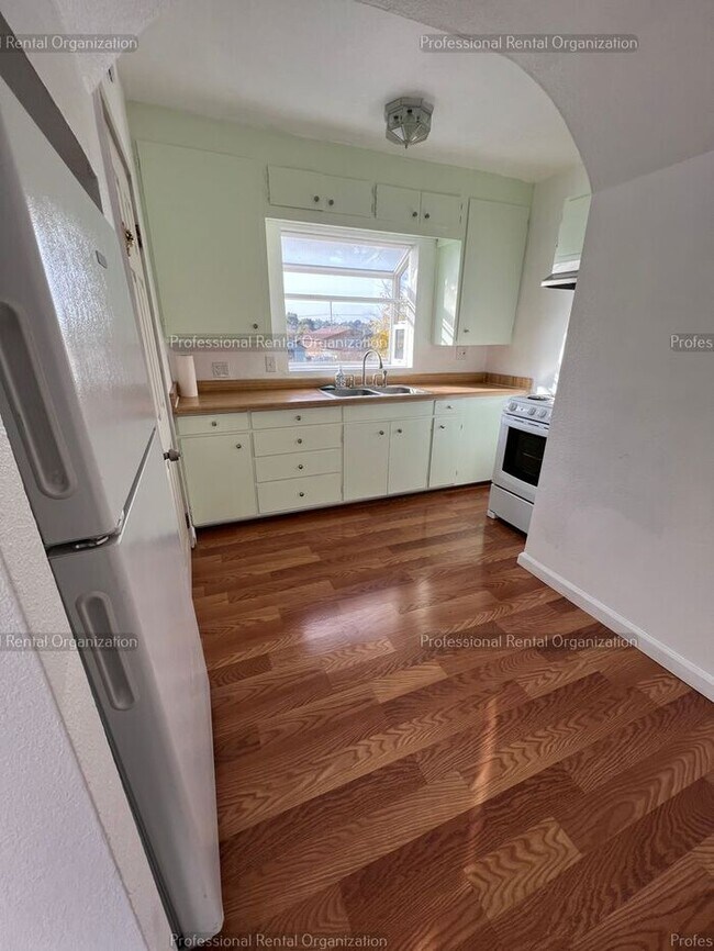 Foto del edificio - Bright, Clean Bungalow Style home. COMING ...