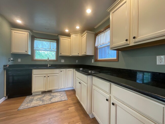 Foto del edificio - Beautiful 2 Story, Updated Home on Large Lot with 27x27 Shop! Military Welcome!