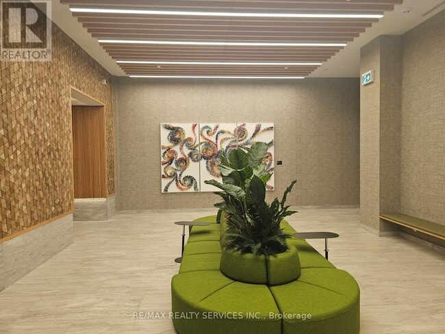 Photo du bâtiment - 2485 Eglinton Ave W