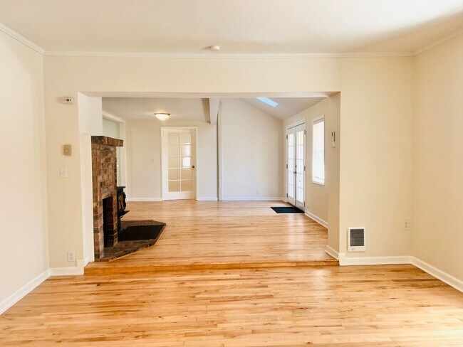 Foto del edificio - Must See Stunning Updated 3BR/2BA Home Available Now!