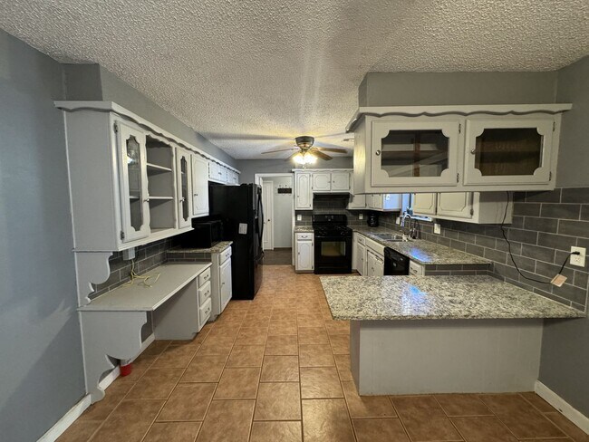 Foto del edificio - Spacious 5-Bedroom Home on Corner Lot – Co...