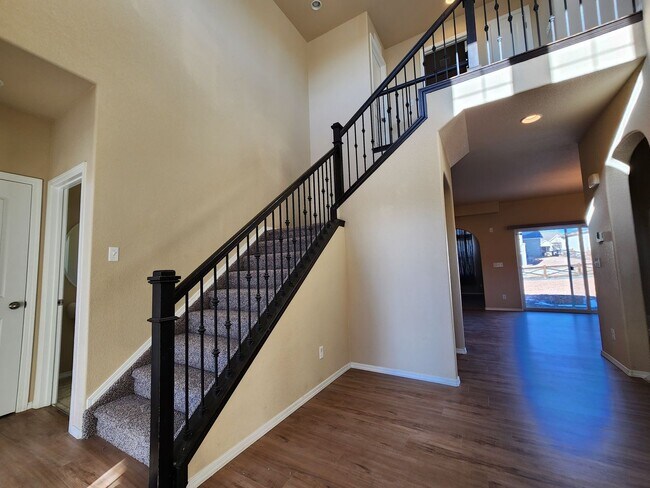 Foto del edificio - Captivating 5 Bed, 4 Bath Home In Amazing ...