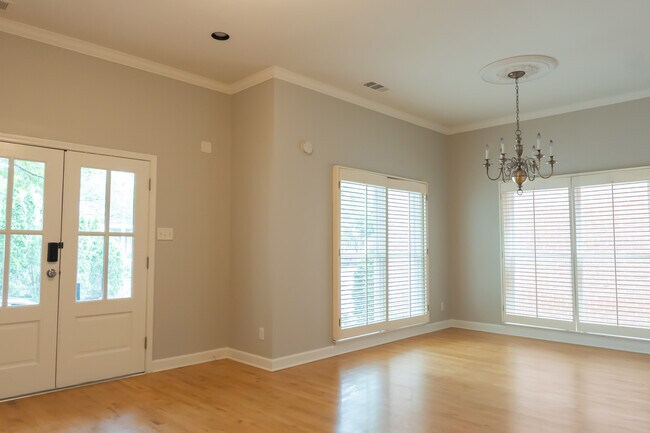 Foto del edificio - 529 Monteigne Blvd