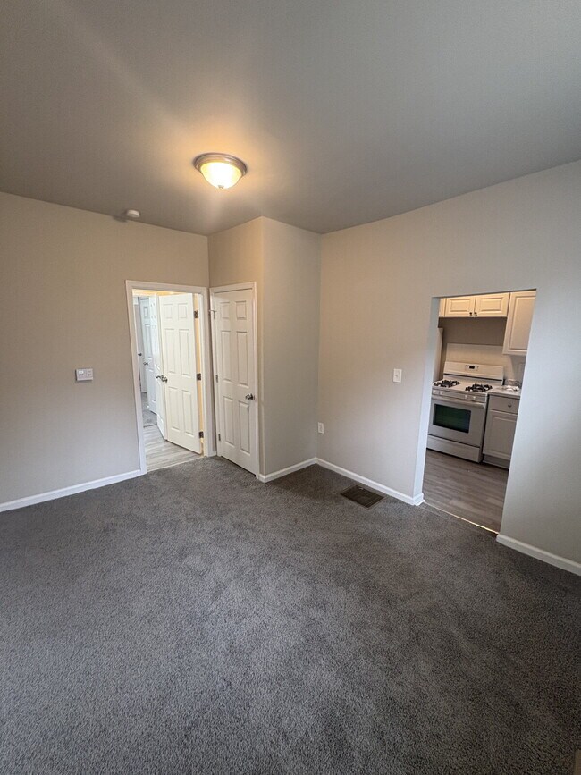 Foto del edificio - Renovated 1-Bedroom Apartment in Belair-Edison