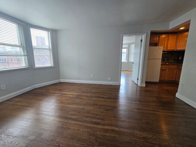 Building Photo - Bright 2 bed 1 bath in the heart of Ritten...