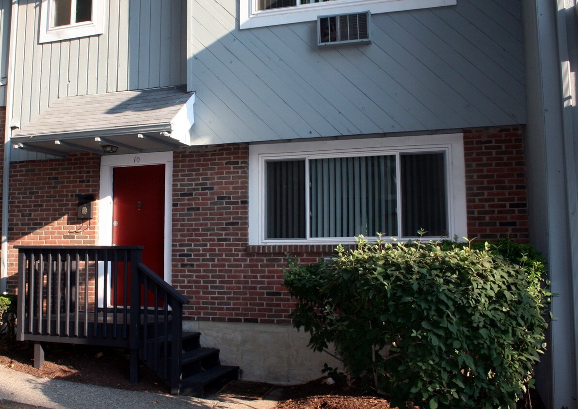 10 Ameridge Dr, Bridgeport, CT 06606 Townhome Rentals in Bridgeport