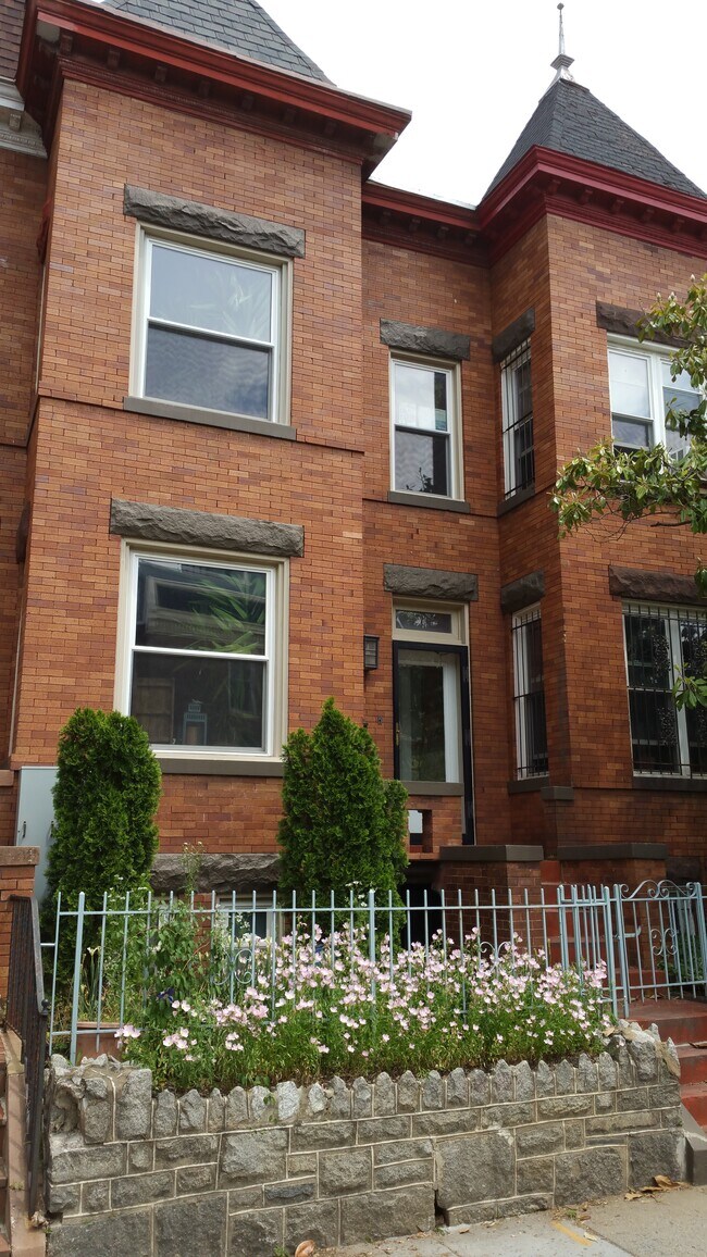 Building Photo - 909 Monroe St NW