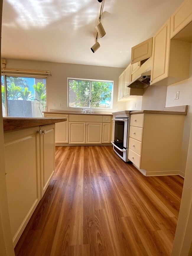 Building Photo - Desirable Lombard Way in Ewa, 3 Bed 2.5 Bath w/ 2 Car garage, Newer unit, Pet Negotiable